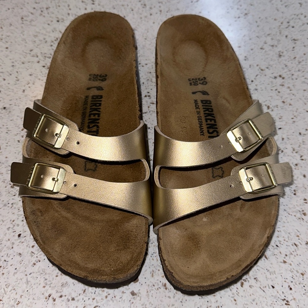 Birkenstock New w/o box never worn. Gold Ibiza style Size 39eu. (8.5 or 9 in US)
